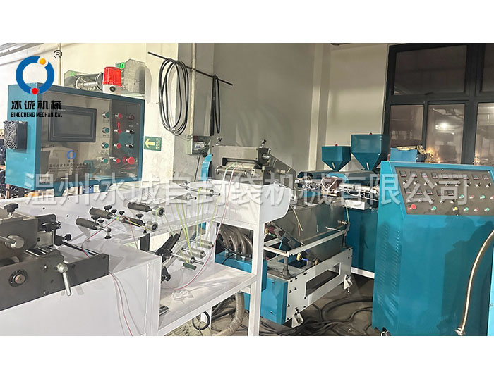 Three screw zipper extruder